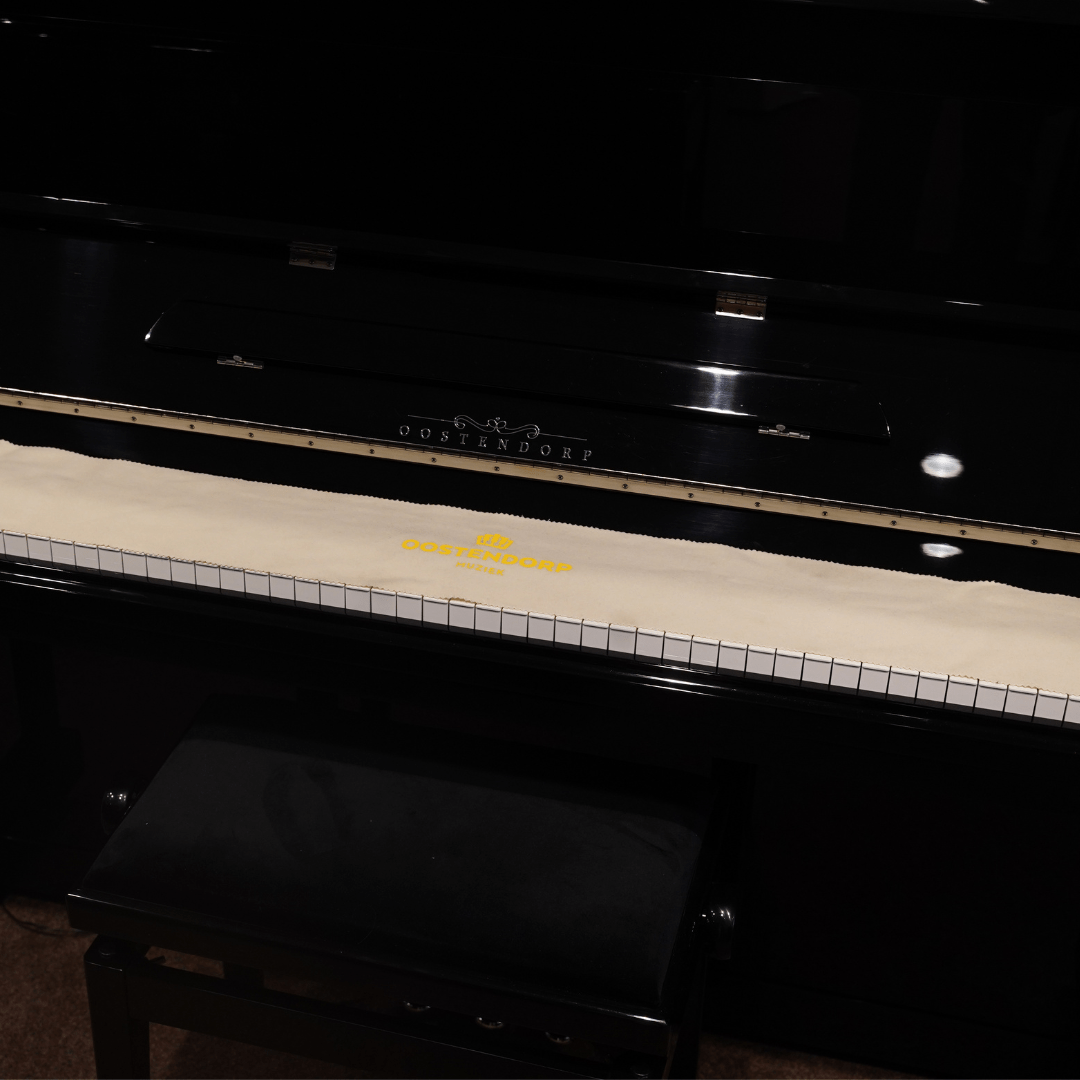 Oostendorp Pianoloper vilt wit met gouden logo afbeelding