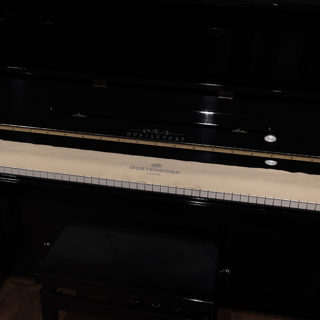 Oostendorp Pianoloper vilt wit met zilver logo afbeelding